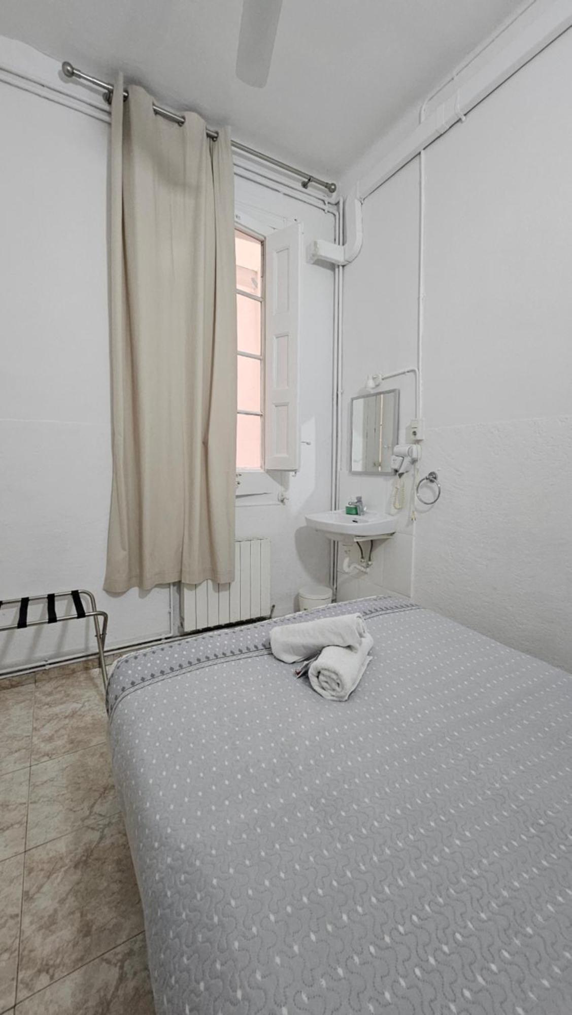 Youth Hostel - Central And Basic Drassanes Barselona Dış mekan fotoğraf