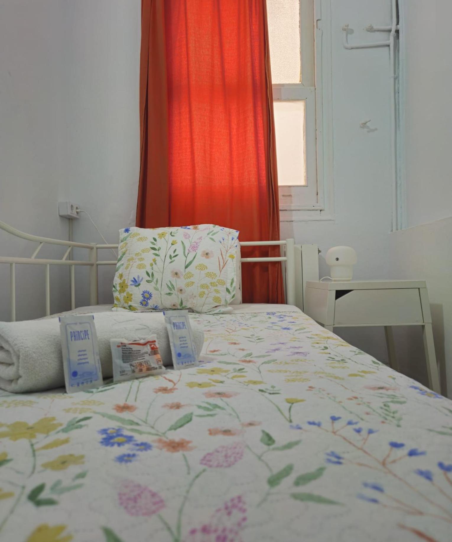 Youth Hostel - Central And Basic Drassanes Barselona Dış mekan fotoğraf